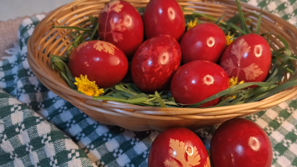 Ouăle de Paște pot fi înfrumusețate în mod tradițional cu ajutorul unor ingrediente naturale, oferind culori vibrante și modele unice