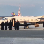 Avionul cu Sfânta Lumină a aterizat la București