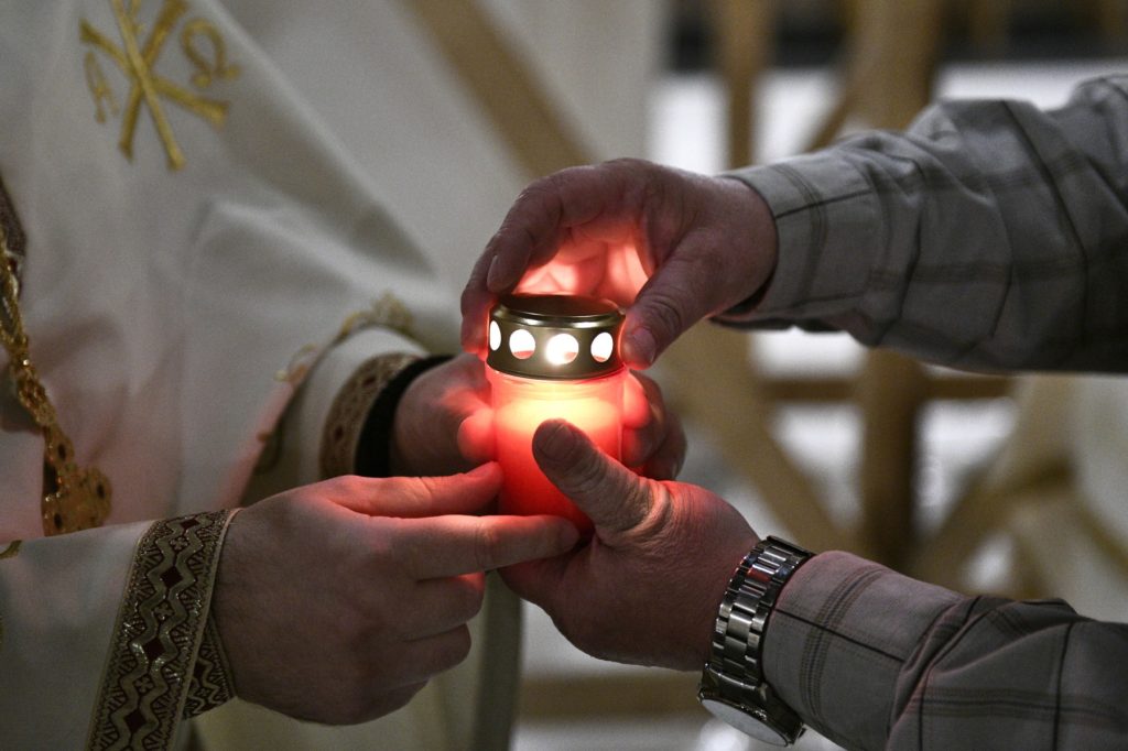 Sfânta Lumină de la Ierusalim va fi adusă în România cu o cursă specială în Sâmbăta Mare, în urma unui acord între autoritățile române și cele israeliene