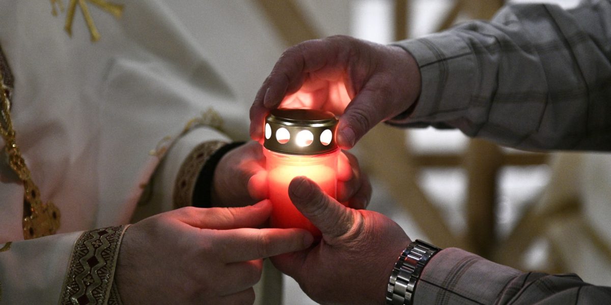 sfanta-lumina-inviere-hristos-a-inviat-paste-pasti.jpg - ReactiveNews