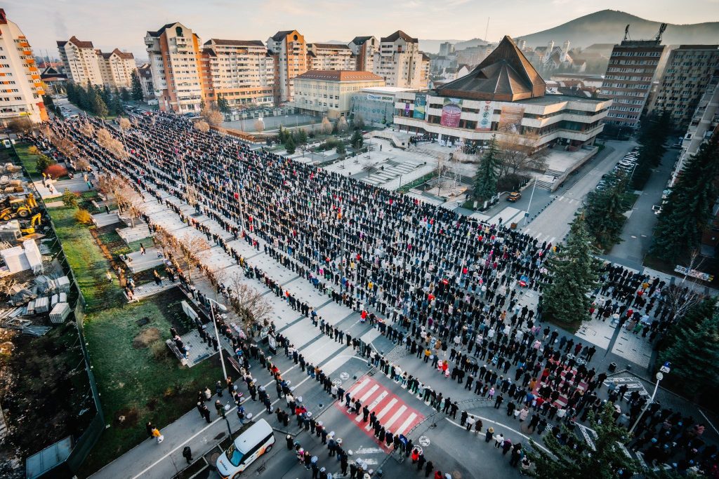 Ziua de Paște a fost marcată, în centrul orașului Miercurea Ciuc, de un spectacol de credință și tradiție, cu mii de credincioși aliniați într-un rând ordonat pentru sfințirea bucatelor