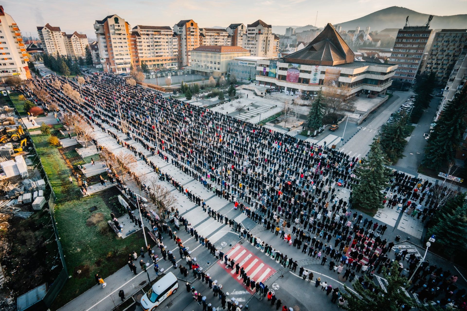 Ziua de Paște a fost marcată, în centrul orașului Miercurea Ciuc, de un spectacol de credință și tradiție, cu mii de credincioși aliniați într-un rând ordonat pentru sfințirea bucatelor