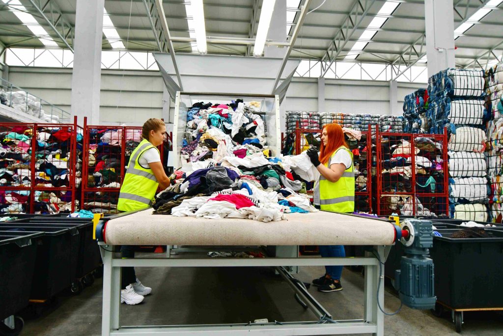 Un proiect de Ordonanță de Urgență al Ministerului Mediului stârnește controverse în industria textilelor reutilizabile București – Un proiect de Ordonanță de Urgență (OUG) inițiat de Ministerul Mediului, în colaborare cu Ministerul Economiei, riscă să înăsprească regulile pentru importurile de produse reutilizabile, inclusiv textile