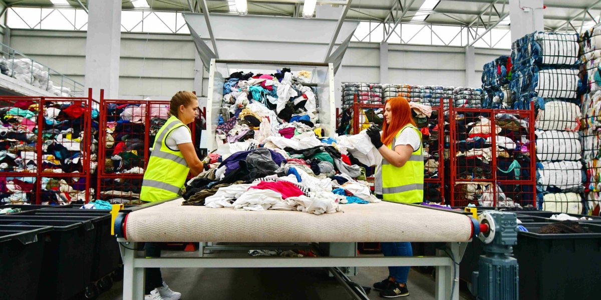 Magazinele second-hand, pe punctul de dispariție: Proiectul Ministerului, criticat dur