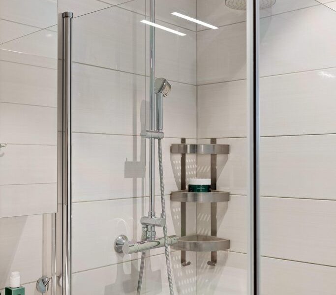 Cum să cureți geamul de la duș fără urme și impecabil