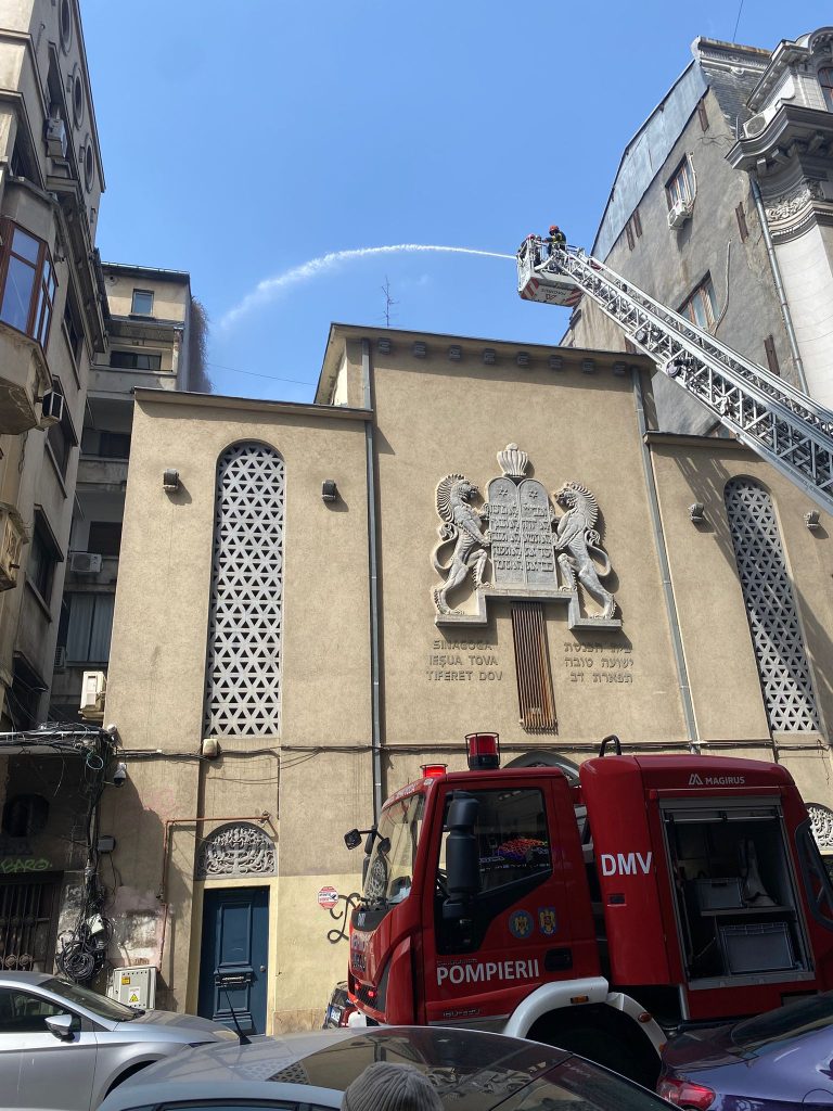 Incendiu la sinagoga Eșua Tova din București: Zeci de pompieri intervin