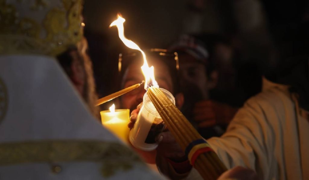 Hristos a Înviat! Imagini spectaculoase de la slujba de Înviere cu Patriarhul Daniel