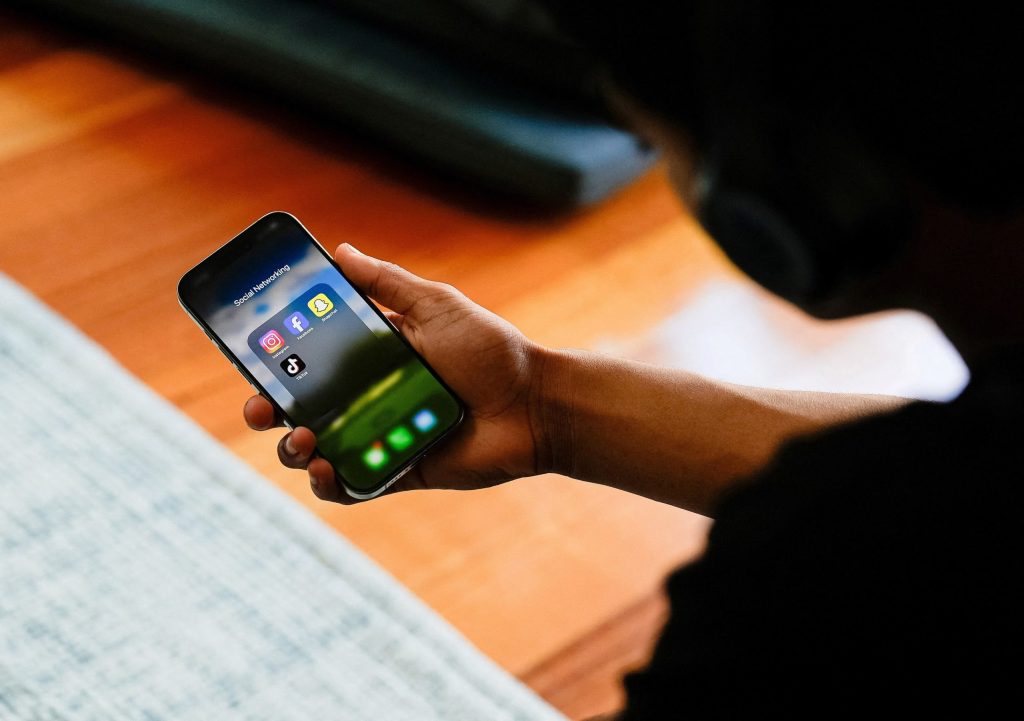 Bruxelles-ul propune o nouă abordare pentru verificarea vârstei pe internet, cu accent pe confidențialitate Uniunea Europeană lucrează la un sistem inovator de verificare a vârstei online, menit să protejeze minorii fără a compromite datele personale ale utilizatorilor