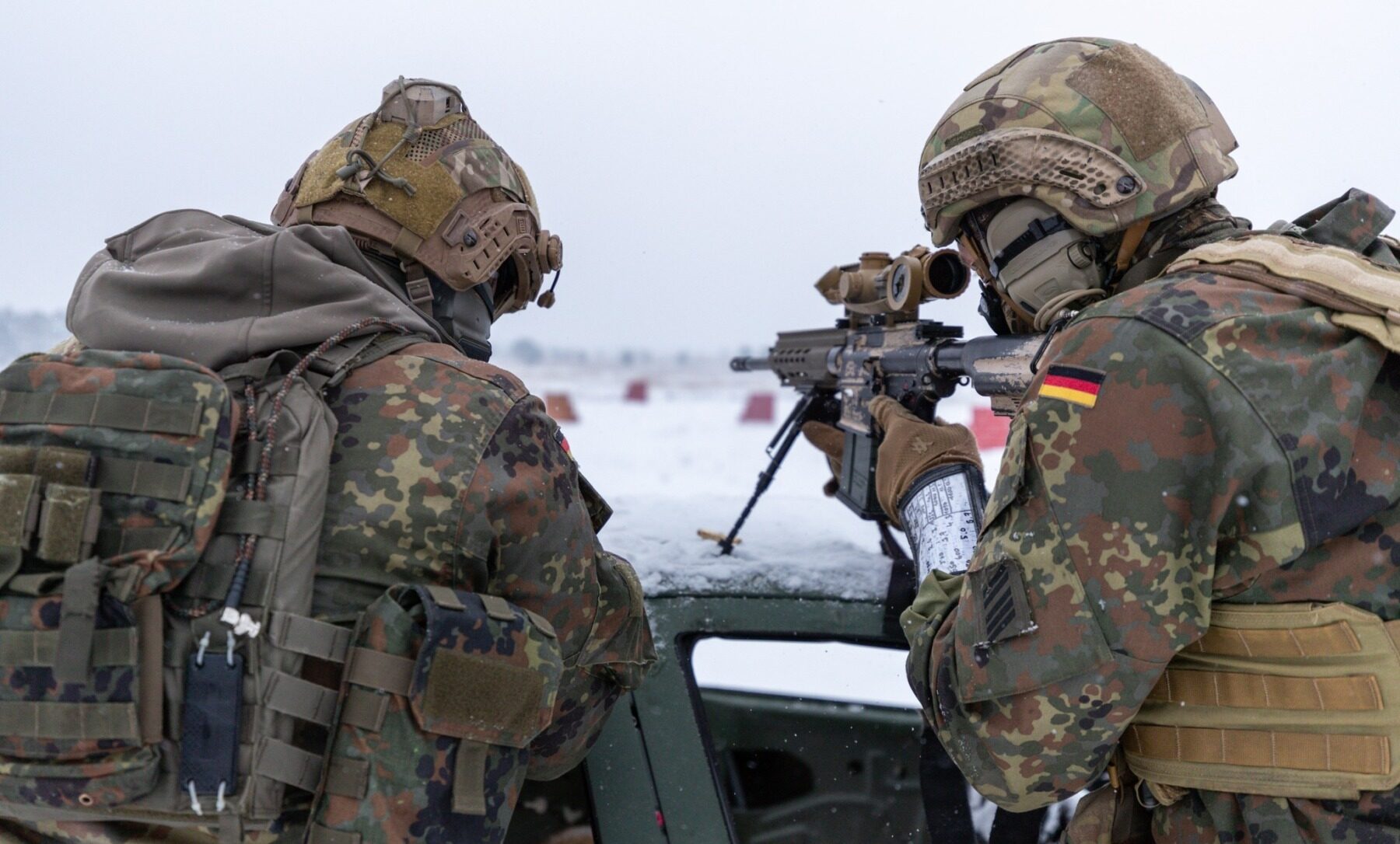 Forțele armate din Germania lucrează în prezent la clarificarea unei prevederi din legea actualizată privind serviciul militar, care solicită bărbaților cu vârste între 18 și 46 de ani obținerea unei aprobări speciale pentru a părăsi țara pentru mai mult de trei luni