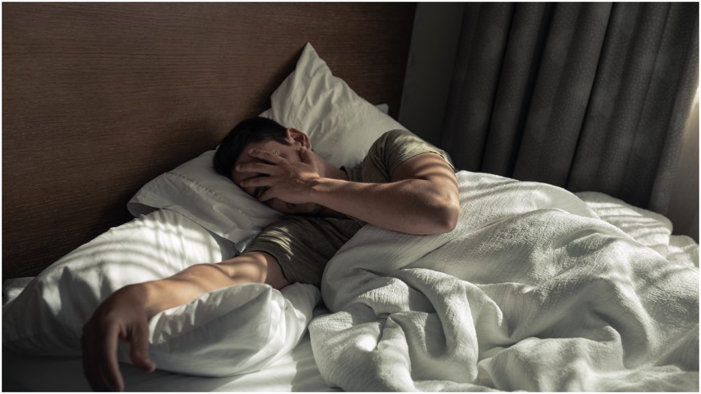 Românii, cu ochii-n lacrimi: Grijile financiare le dau insomnii. Un sondaj alarmant