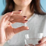 Riscul neglijării monitorizării în tratamentul cu statine Mulți pacienți români apelează la statine pentru a-și reduce colesterolul și a preveni afecțiuni cardiovasculare grave