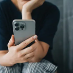 statul-pe-toaleta-cu-telefonul-1024x547.png - ReactiveNews