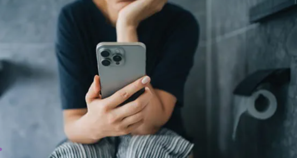 statul-pe-toaleta-cu-telefonul-1024x547.png - ReactiveNews