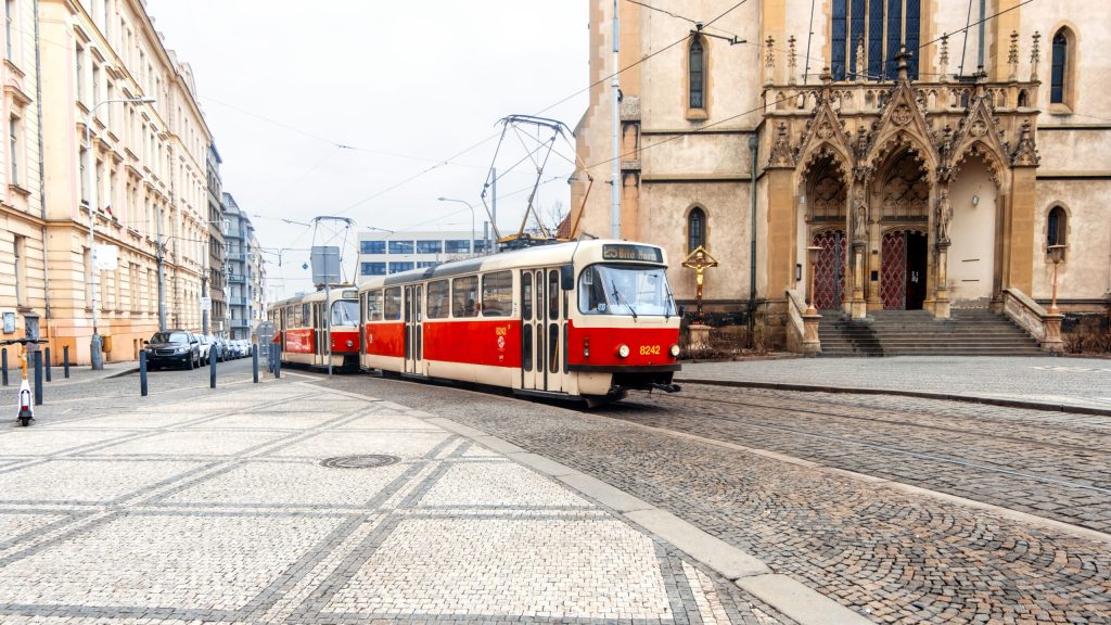 Praga, ascensiune turistică: secrete din paginile cărților (II)