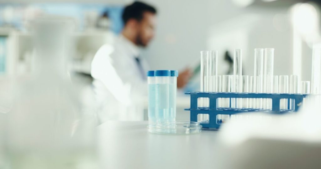 De ce merită să te înscrii într-un studiu clinic: Beneficii, riscuri, sfaturi utile