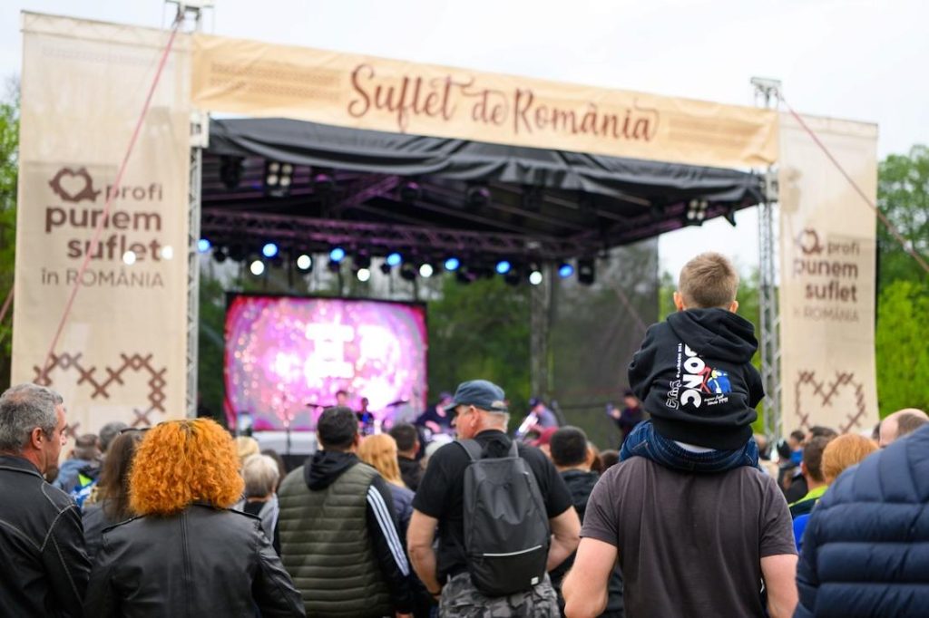 Muzică și meșteșuguri românești, prezentate la Castelul Regal Săvârșin