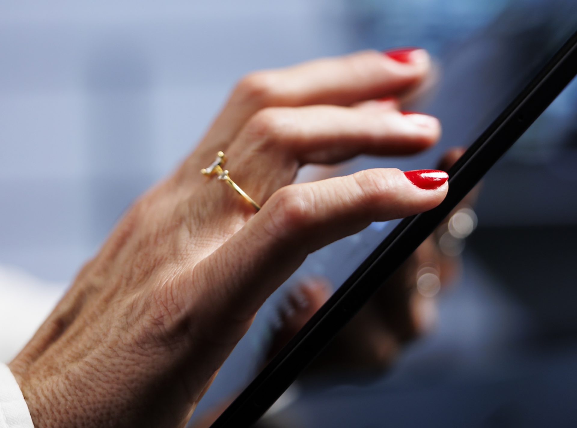 Specialiștii avertizează asupra pericolelor ascunse în smartphone-urile noastre