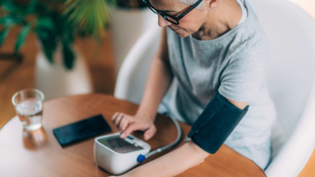 Tensiune matinală: Atenție, risc de AVC pentru seniori, avertizează medicii