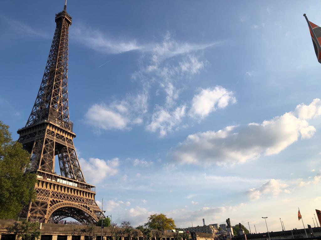 Parisul a făcut pași importanți spre modernizarea și reamenajarea spațiului public, odată cu implementarea unor măsuri menite să restricționeze traficul auto și să încurajeze mobilitatea alternativă, cum ar fi bicicleta