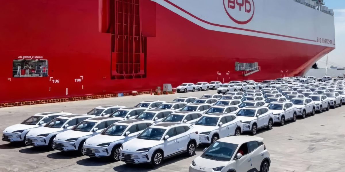 BYD pregătește terenul pentru o expansiune ambițioasă în Europa, inclusiv în România, acționând nu doar ca un newcomer, ci ca un competitor serios pe piața vehiculelor electrice și hibride