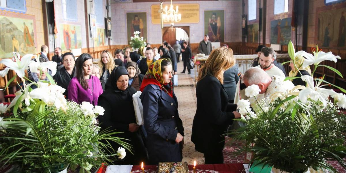 De ce respectă românii tradiția „trecerii pe sub masă” de Paște?