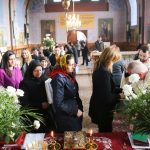 De ce respectă românii tradiția „trecerii pe sub masă” de Paște?