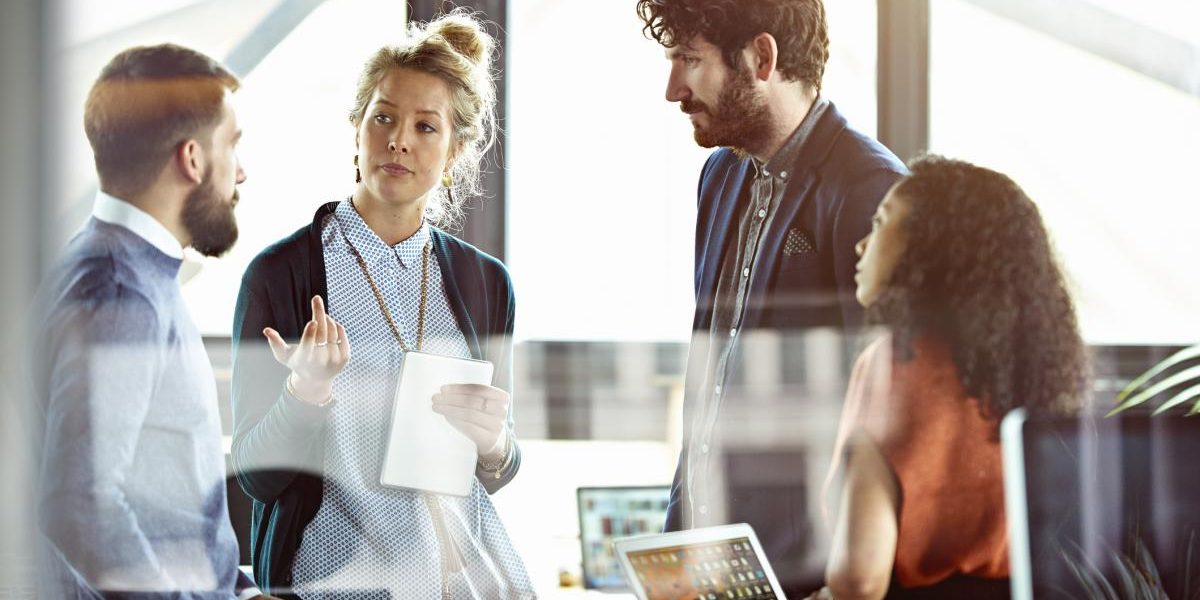 Tineri români, iar spre Vest: Economia pierde miliarde din educație!