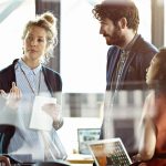 Tineri români, iar spre Vest: Economia pierde miliarde din educație!