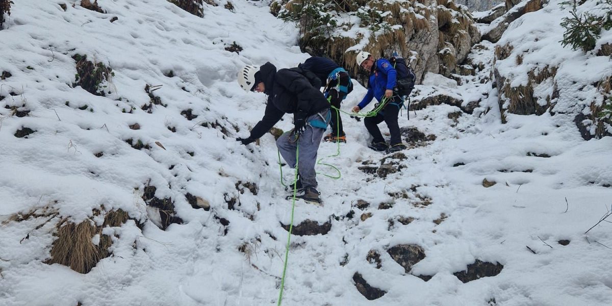 Doi turiști, prinși în Piatra Craiului: Salvați de jandarmii montani, în ultimul moment