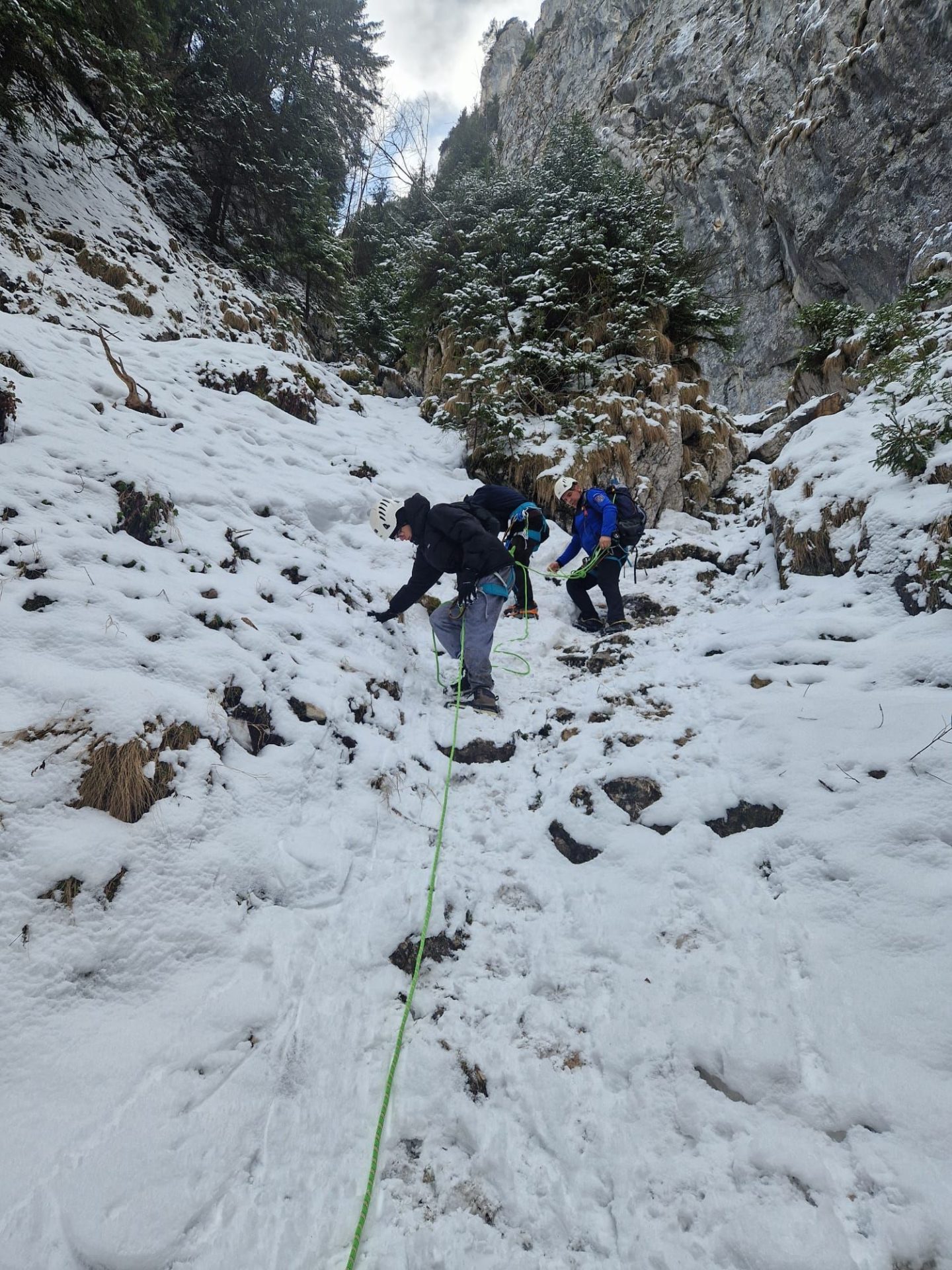 Doi turiști, prinși în Piatra Craiului: Salvați de jandarmii montani, în ultimul moment