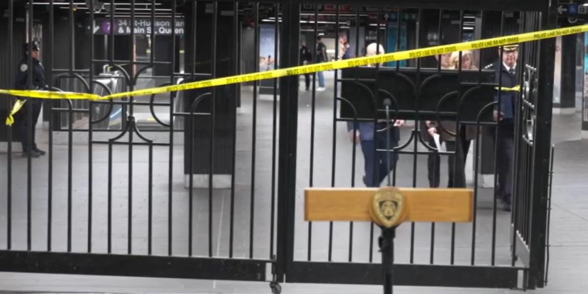 Bărbat împușcat mortal la metrou în New York, după ce a înjunghiat trei