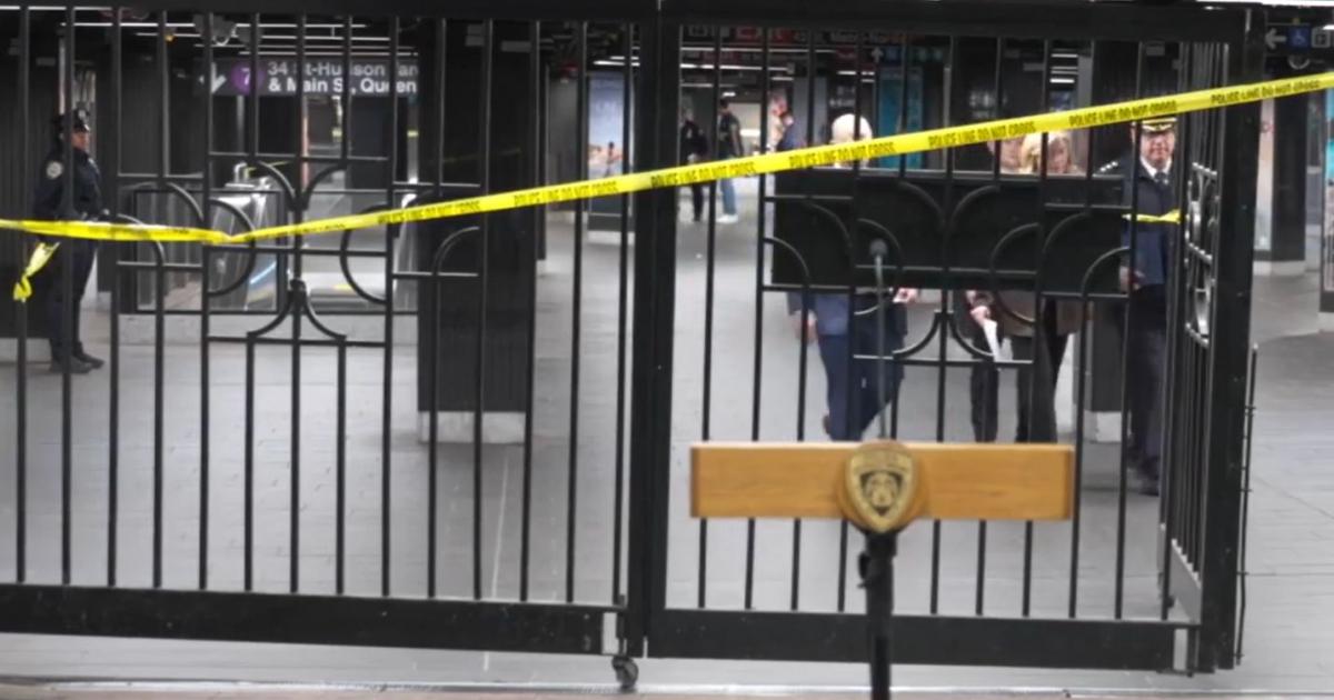 Bărbat împușcat mortal la metrou în New York, după ce a înjunghiat trei