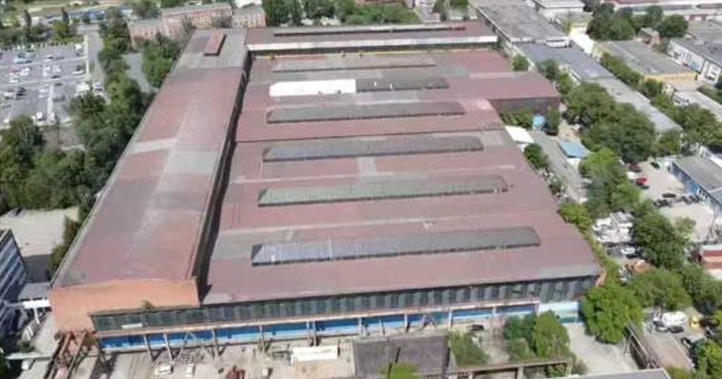 Fabrică emblemă a comunismului, scoasă la vânzare în București: Cine dă prețul