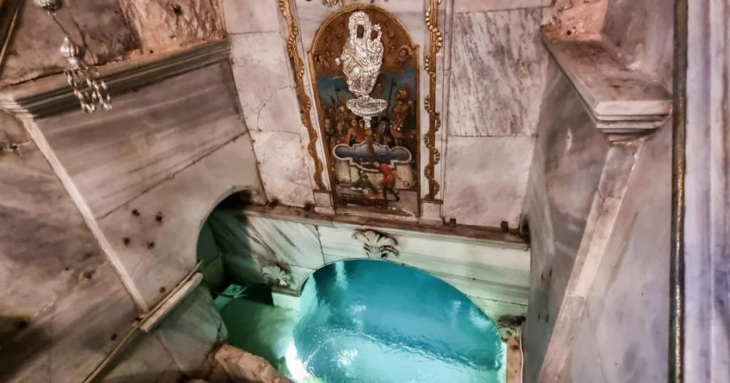 Maica Domnului, sărbătoare la Izvorul Tămăduirii. Tradiția apei sfințite în 2026