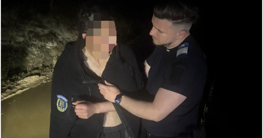 Ursul l-a speriat: Tânăr, urmărit în pădure, scăpat cu ajutorul jandarmilor