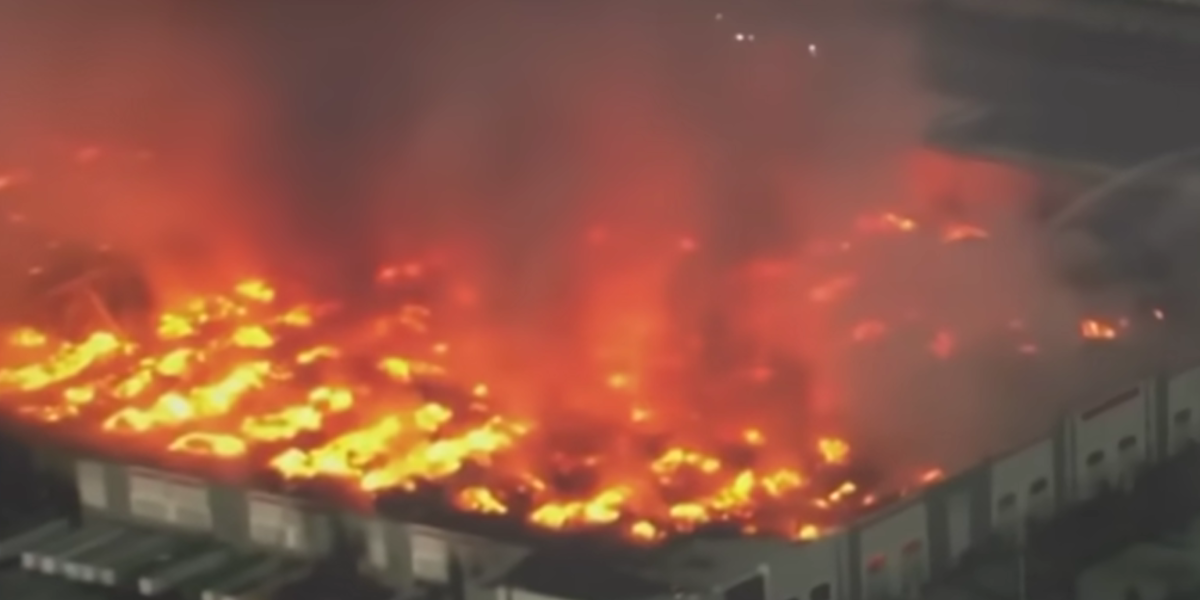 Incendiu uriaș la un depozit de hârtie igienică: „Trebuia să ne plătiți!”, spune făptașul