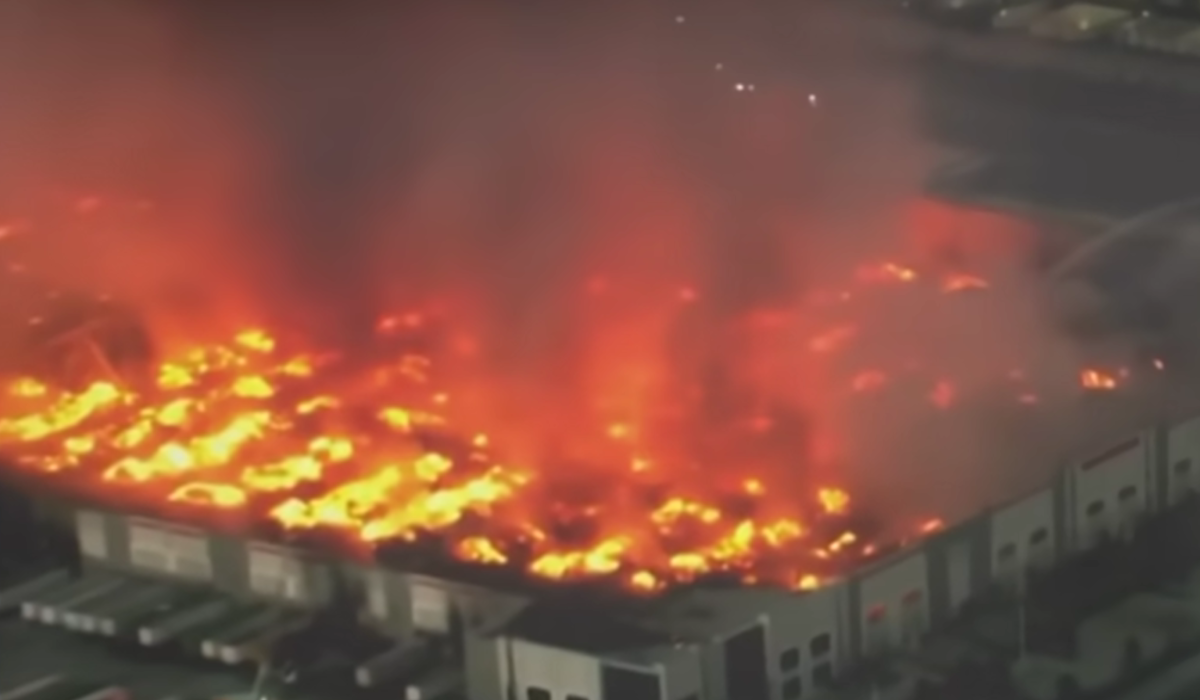 Incendiu uriaș la un depozit de hârtie igienică: „Trebuia să ne plătiți!”, spune făptașul