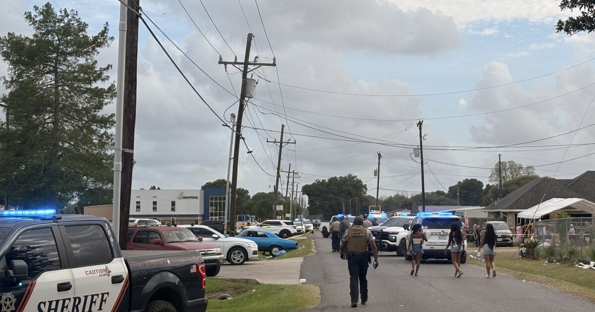Un incident grav a avut loc în Iberia Parish, Louisiana, unde o mașină a intrat în mulțimea prezentă la Festivalul de Anul Nou Lao, rănind cel puțin 15 persoane, dintre care patru se află în stare critică
