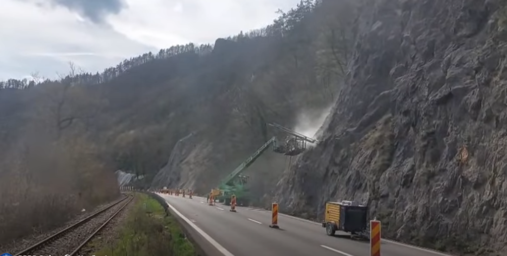 Se sistează temporar lucrările de montare a barierelor de retenție pe DN 7, în Valea Oltului Lucrările de montare a plaselor și barierelor de retenție pe versanți, care au fost în desfășurare pe DN 7, în zona Valea Oltului, vor fi oprite temporar din cauza creșterii valorilor de trafic în perioada sărbătorilor