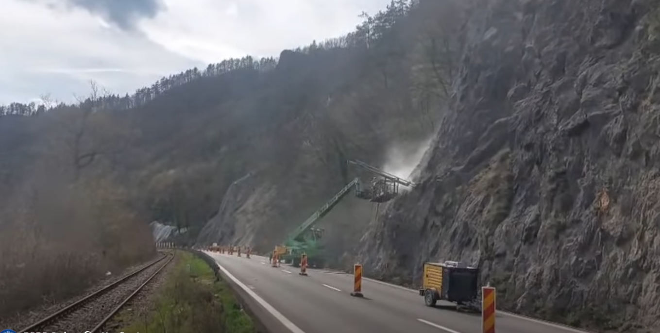 Se sistează temporar lucrările de montare a barierelor de retenție pe DN 7, în Valea Oltului Lucrările de montare a plaselor și barierelor de retenție pe versanți, care au fost în desfășurare pe DN 7, în zona Valea Oltului, vor fi oprite temporar din cauza creșterii valorilor de trafic în perioada sărbătorilor