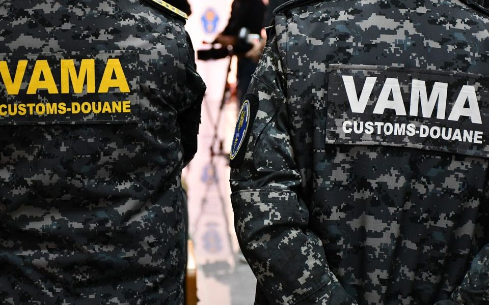 Bunuri de 3,1 milioane lei, ascunse într-un camion: descoperirea vameșilor