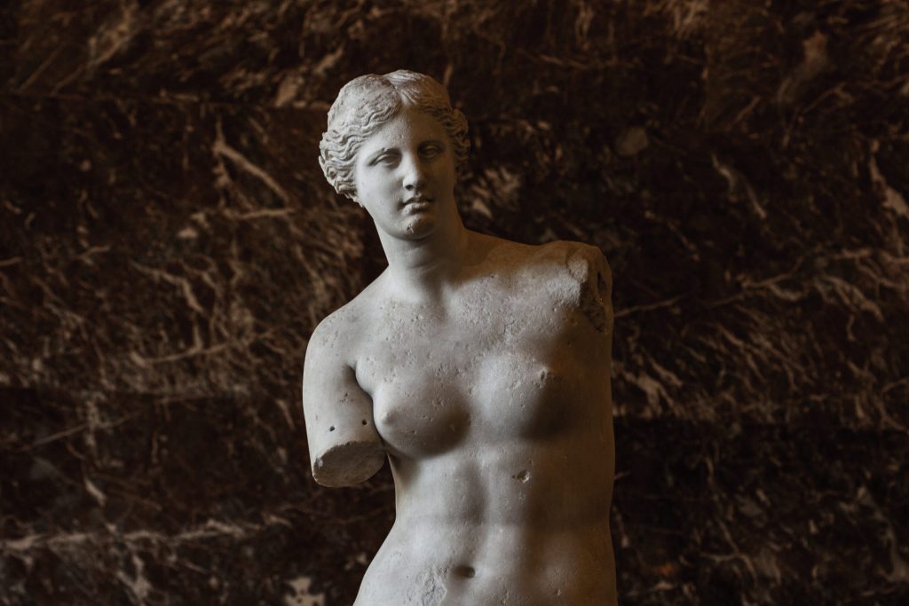 Venus din Milo: O Statuie Adusă la Lumină După Secole de Uitare Una dintre cele mai emblematice statui din lume, Venus din Milo, a avut un parcurs fascinant înainte de a deveni o operă de artă admirată de milioane de oameni