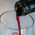Ce se întâmplă dacă bei vin zilnic? Efecte pe care le simți