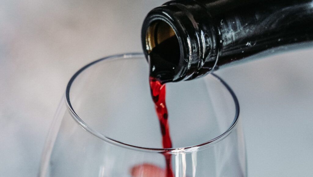 Ce se întâmplă dacă bei vin zilnic? Efecte pe care le simți