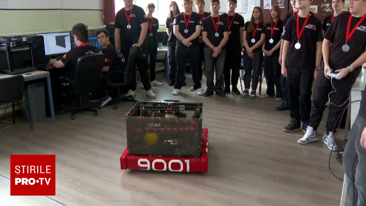 Echipa Delta Force de la Liceul Național de Informatică din Arad a reușit să obțină o performanță remarcabilă la nivel internațional, devenind prima din țară care a participat și a avansat în competiția dedicată roboților industriali de mari dimensiuni