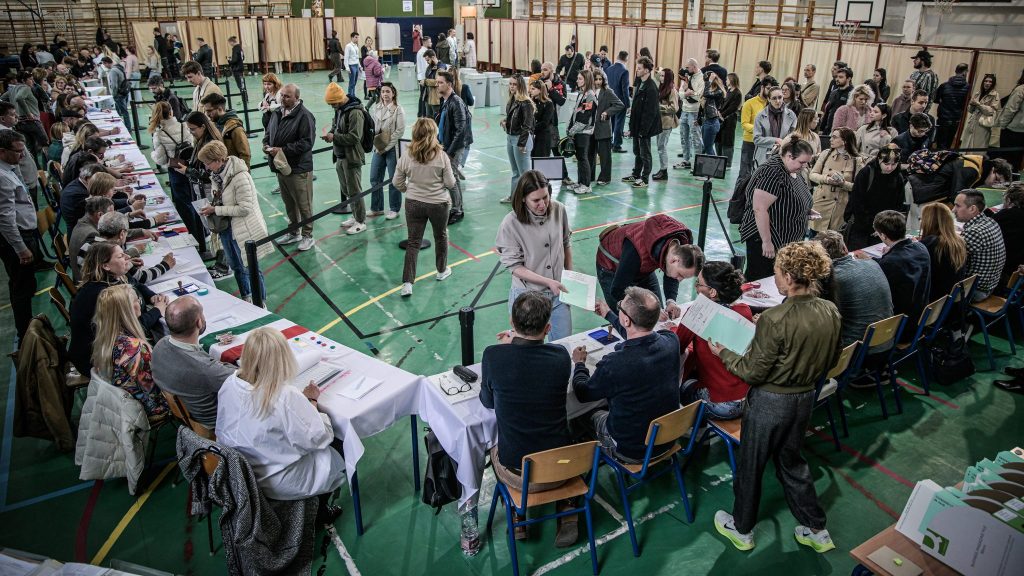 Alerta cu bombă în Ungaria: Tensiune la vot, participare istorică