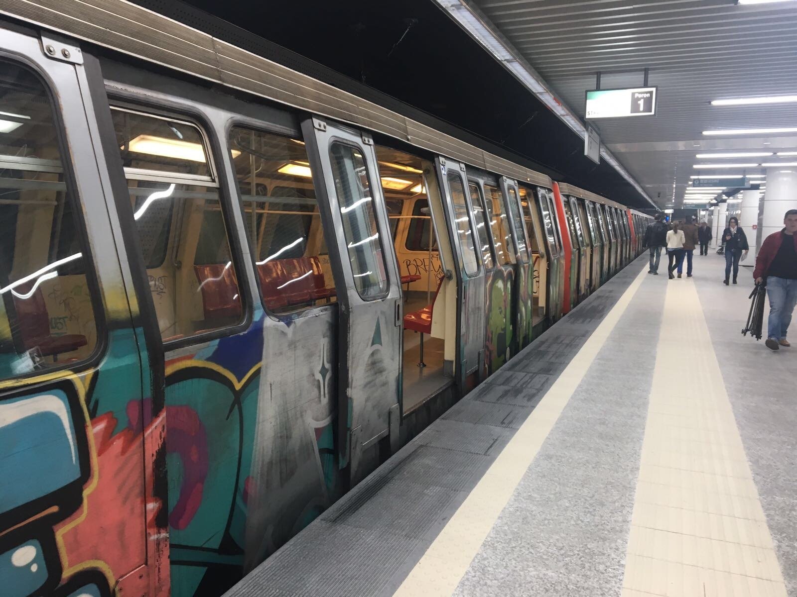 Metrorex pregătește o majorare a tarifelor pentru biletele de metrou, propunere care ar putea intra în vigoare de la 1 mai, după ce Consiliul de Administrație al companiei a avizat creșterea de la 5 la 7 lei