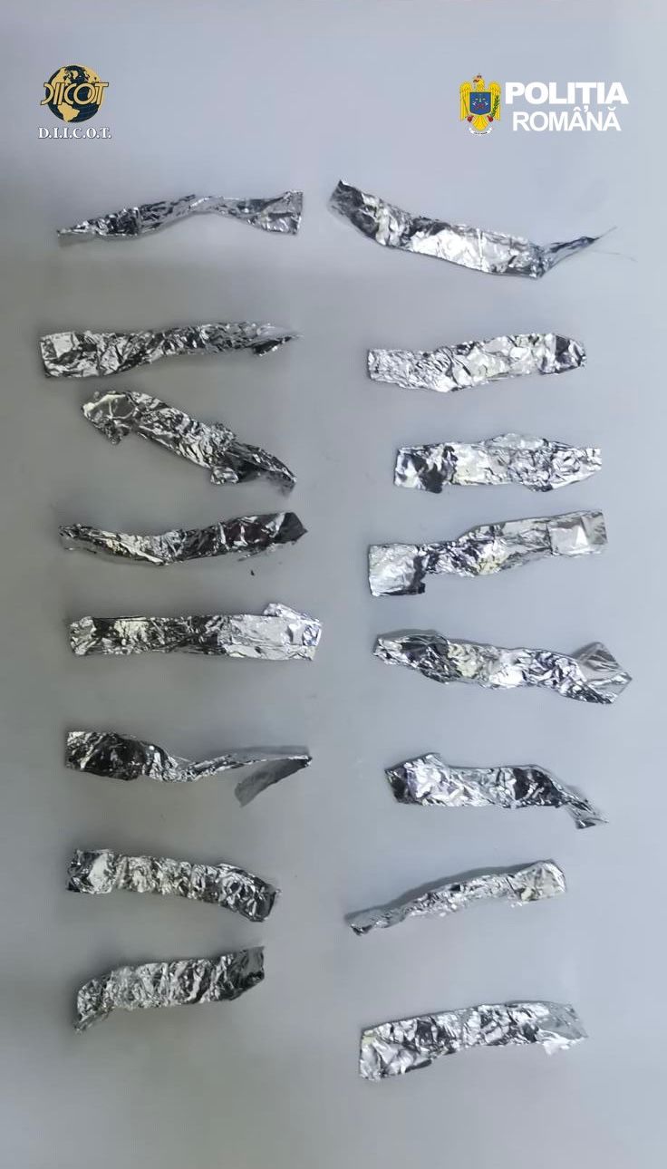 Polițiștii Iași și DIICOT au destructurat o rețea de trafic de droguri de mare risc Polițiștii Brigăzii de Combatere a Criminalității Organizate Iași, împreună cu procurorii DIICOT din județ, au reținut în fapt un bărbat de 49 de ani cercetat pentru trafic de droguri de mare risc