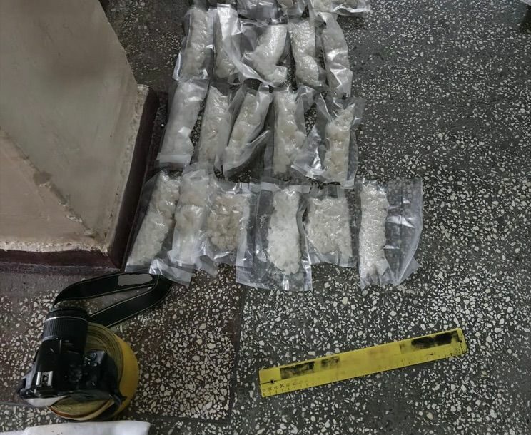 Opt kilograme de droguri la percheziții: Patru persoane, reținute