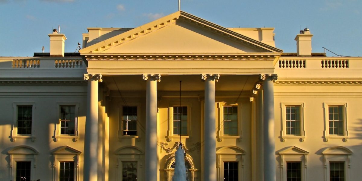 Personalul Casei Albe, avertizat să nu parieze cu informații guvernamentale clasificate Personalul de la Casa Albă a primit luna trecută un avertisment oficial privind utilizarea informațiilor guvernamentale nepublice în scopul pariurilor pe platforme de predicții online